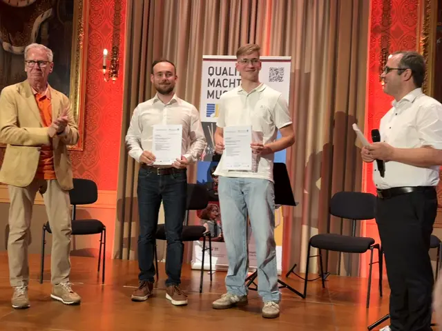 Tobias Ruther und Quirin Meinersmann bei der Urkundenüberreichung. V.l.n.r.: Roland Dörfler, Tobias Ruther, Quirin Meinersmann, Reinhard Greiner. | Foto:  © Städtische Musikschule Pfaffenhofen