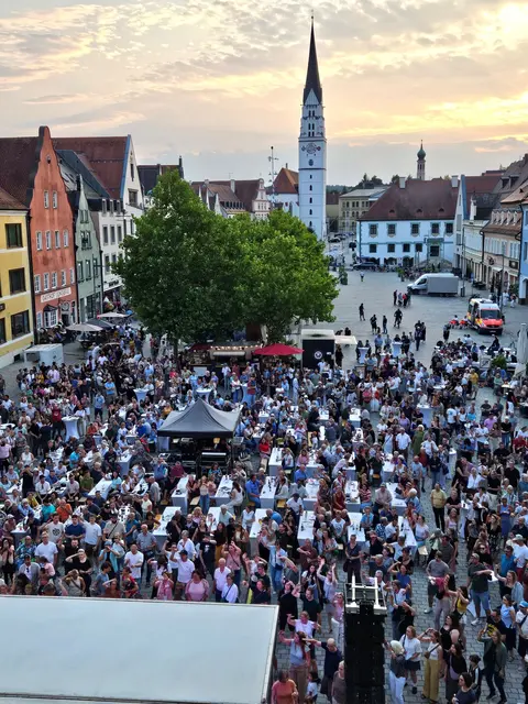 Tolle Stimmung auf dem Hauptplatz – Fättes B reißt Menge mit.   | Foto: Anja Lederer, Stadtverwaltung Pfaffenhofen a. d. Ilm