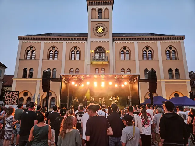Tolle Stimmung auf dem Hauptplatz – Fättes B reißt Menge mit. (© Anja Lederer, Stadtverwaltung Pfaffenhofen a. d. Ilm)  | Foto: Anja Lederer, Stadtverwaltung Pfaffenhofen a. d. Ilm