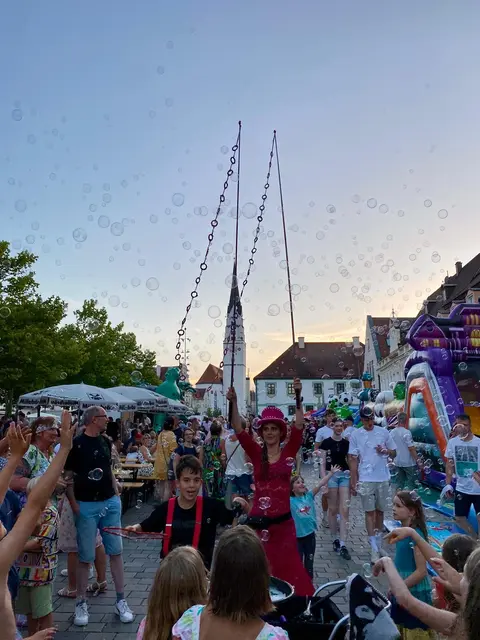 Live-Musik, Kunstaktionen und Straßenkunst sorgten bei den Langen Nächten der Kunst und Musik für Festivalstimmung in der gesamten Innenstadt.  | Foto: Lena Schwärzli