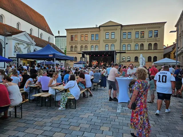 Die Internationale Nacht lockte auch 2026 wieder zahlreiche Besucherinnen und Besucher auf den Oberen Hauptplatz.  | Foto: Nadin Klier
