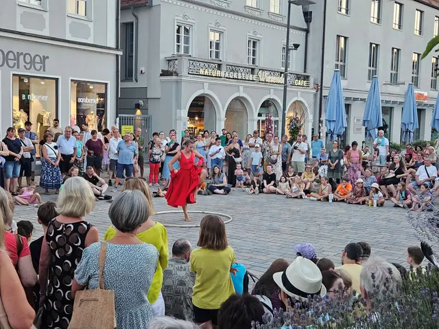 Live-Musik, Kunstaktionen und Straßenkunst sorgten bei den Langen Nächten der Kunst und Musik für Festivalstimmung in der gesamten Innenstadt.  | Foto: Lena Schwärzli