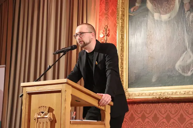 Thiers am Rednerpult im Festsaal des Rathauses, er schaut ins Publikum