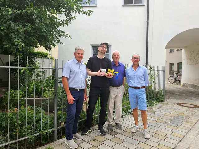 vor dem Flaschlturm am Zaun stehend: v.l.n.r. Peter Heinzlmair, Peter Thiers, Reinhard Haiplik und Steffen Kopetzky