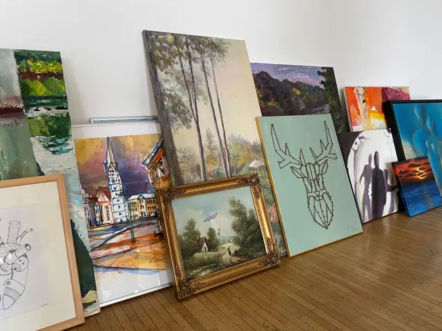 viele Bilder am Boden an die Wand gelehnt