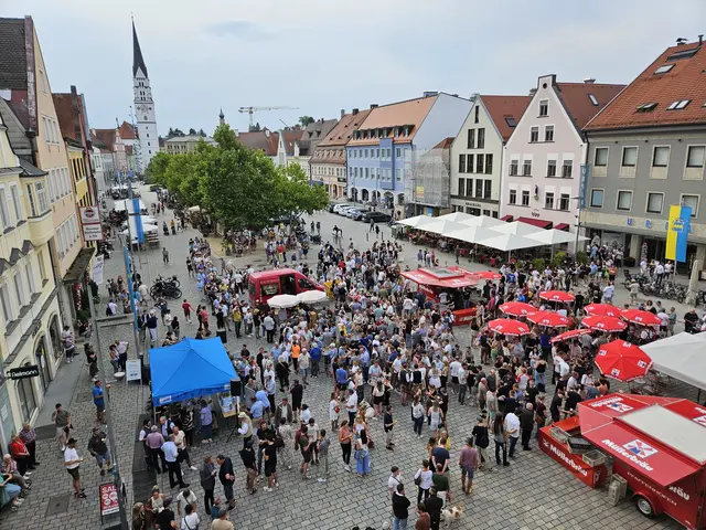 Blick auf Hautplatz mit vielen Menschen bei der Bierprobe und Ausschankständen