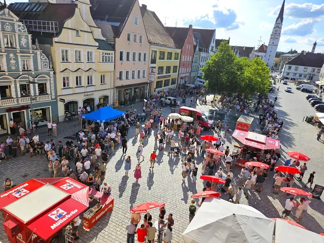 Der Untere Hauptplatz füllte sich schnell mit hunderten Gästen.