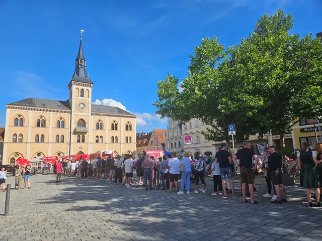 Schnell bildeten sich lange Schlangen bei den Brauereiständen.
