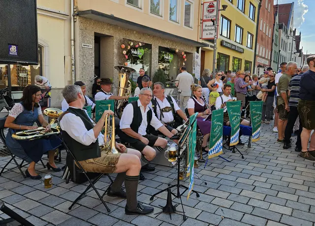Die „Die lustigen Holledauer“ sorgten auf dem Hauptplatz für gute Stimmung.