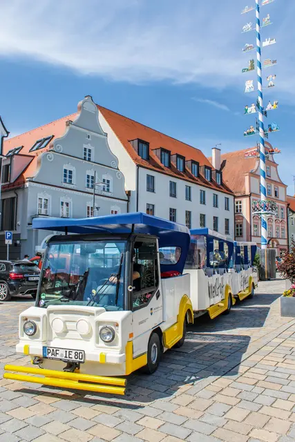 Der Pfaffenhofener Innenstadt-Express hält während des Volksfests auf Handzeichen.