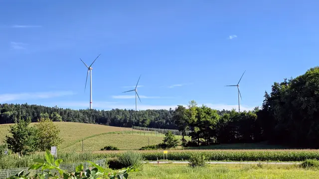 Naturpanorama mit 3 Windkraftanlagen