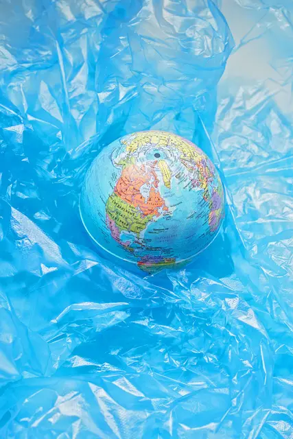 Weltkugel vom Globus liegt auf blauem Papier