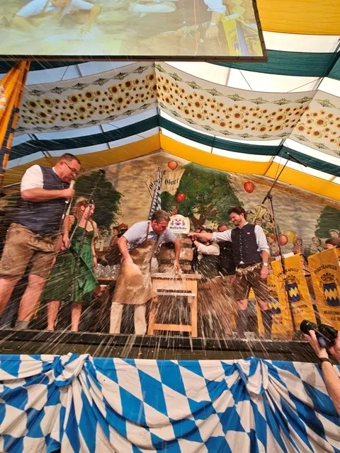 Bürgermeister Thomas Herker beim Anstich im großen Festzelt – leider bracht der Dichtungsring, so dass das Bier in Strömen floss. 