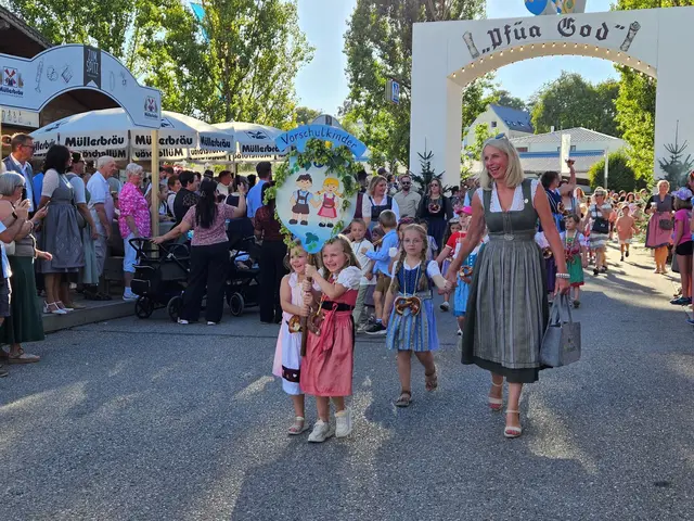Die Vorschulkinder beim Einmarsch auf den Volksfestplatz.