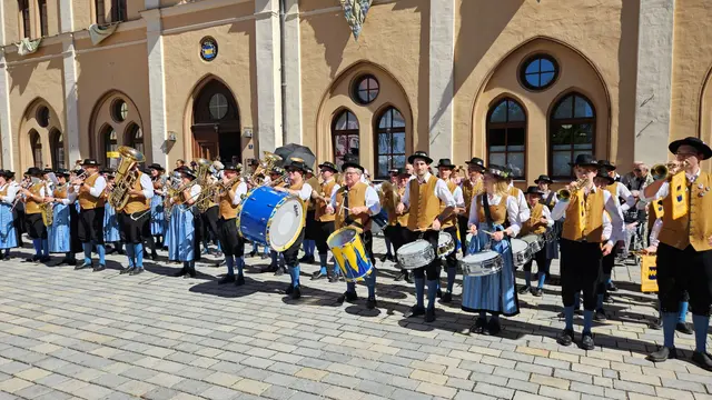 Beim Standkonzert gab es neben der Blasmusik der Kapellen auch einen Auftritt der Goaßlschnoizer.