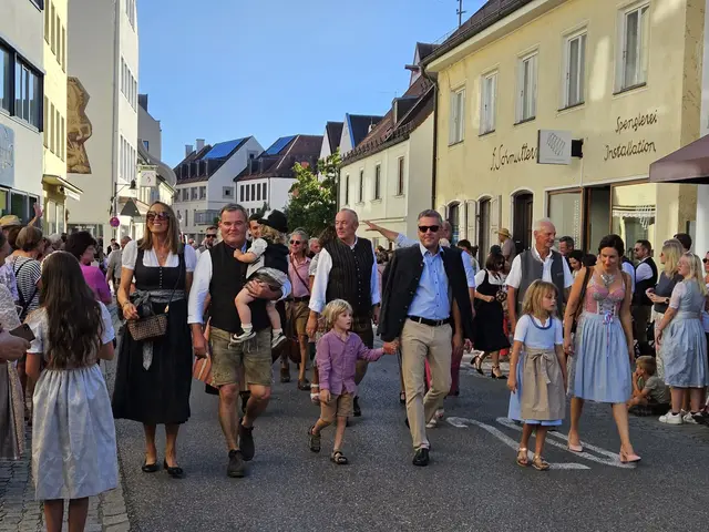 Die Ehrengäste beim Ausmarsch zum Volksfestplatz. 