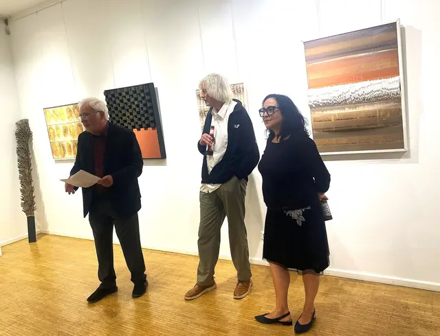 Kulturreferent Reinhard Haiplik würdigte bei der Eröffnung die Werke von Dieter Breitschwerdt. (v.l.n.r. Kulturreferent Reinhard Haiplik, Künstler Dieter Breitschwerdt, Daniela Pettinari) 