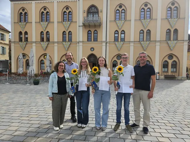 Die erfolgreichen Absolventen präsentieren stolz ihre Zeugnisse. (v. l. n. r.: Ausbildungsleiterin Janine Köllner, Personalamtsleiter Jürgen Ostermeier, Margit Erichsen, Anna Stark und Georg Weichselbaumer sowie Bürgermeister Thomas Herker)