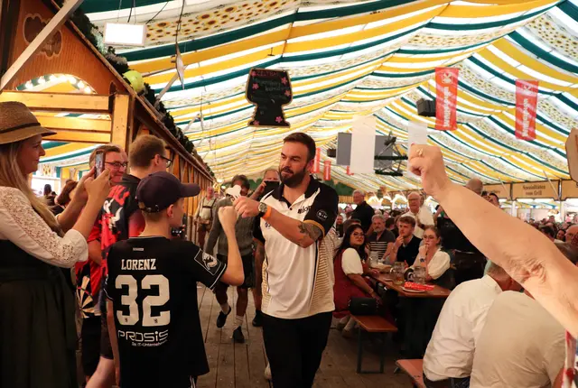Der Engländer Ross Smith genoss die Festzeltatmosphäre und gewann das Turnier.