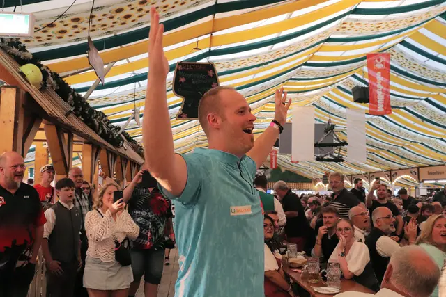 Max Hopp sorgte bereits beim Einlauf für Stimmung und begrüßte viele Zuschauer per Handschlag.