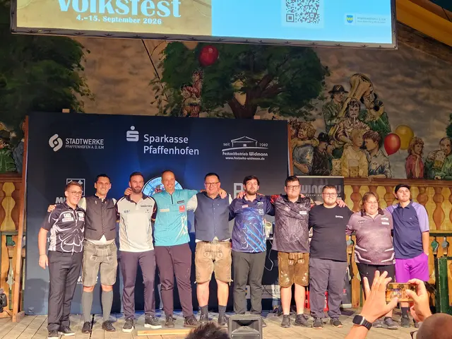 Alle Teilnehmer mit den Stars Ross Smith und Max Hopp sowie Caller Charlie Corstorphine auf der Bühne.