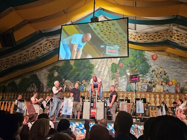 Beim Steinheben haben sich starke Männer und Frauen im großen Festzelt gemessen. | Foto: Stadtverwaltung Pfaffenhofen a. d. Ilm
