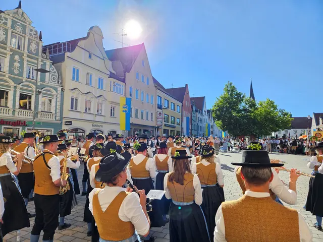 Sommerliches Wetter beim Auszug sowie am letzten Tag des 76. Pfaffenhofener Volksfest sorgte für zahlreiche Gäste: Die Stadtkapelle stimmte auf den Auszug ein.  | Foto: Stadtverwaltung Pfaffenhofen a. d. Ilm