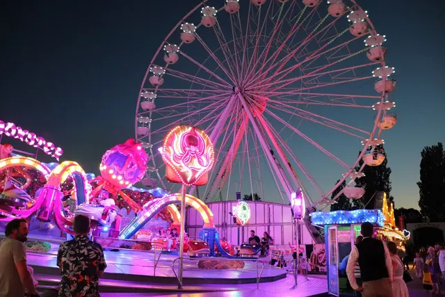 Abends herrschte eine besondere Stimmung auf dem Volksfest. | Foto: Stadtverwaltung Pfaffenhofen a. d. Ilm