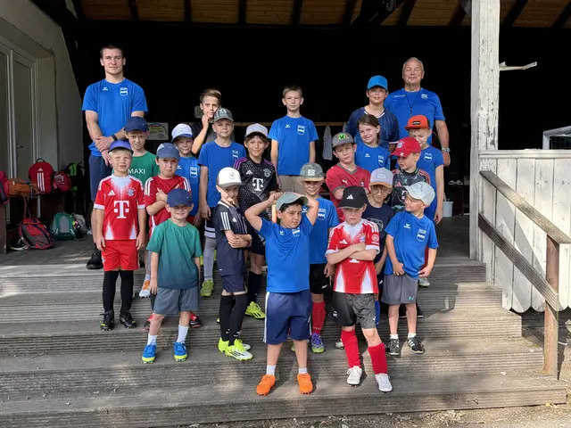 Die 20 Kinder, MTV-Vorsitzender Helmut Reiter (hinten rechts ) und Ivan Petrov (hinten links) beim Fussball-Camp 
 | Foto: MTV 1862 Pfaffenhofen