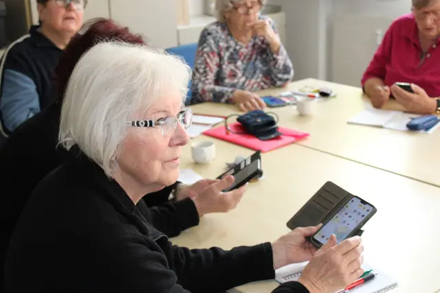 Unterstützung beim Bedienen Digitaler Medien gibt es im Seniorenbüro.  | Foto: Seniorenbüro