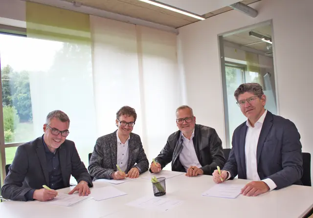 Von links nach rechts: Bürgermeister Thomas Herker, Alexander Schneider, (Geschäftsführer Stadtbus Pfaffenhofen), Christian Stanglmeier (Geschäftsführer Stanglmeier Reisebüro-Bustouristik GmbH &amp; Co. KG) und Béla Szabó (Stadtwerke Vorstand) unterzeichnen den neuen Verkehrsdurchführungsvertrag, der den Stadtbusbetrieb in Pfaffenhofen für die kommenden acht Jahre sichert. | Foto: Stadtbus Pfaffenhofen