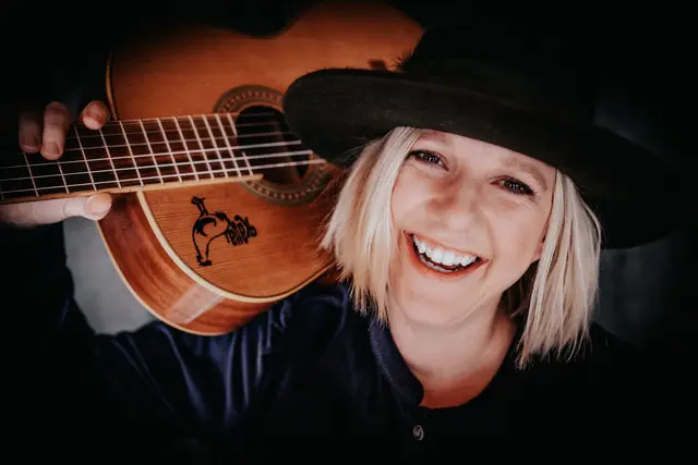 Claudia Koreck kommt in kleiner Besetzung nach Pfaffenhofen und hat auch einige ihrer bekannten Songs im Gepäck.  | Foto: Gunnar Graewert