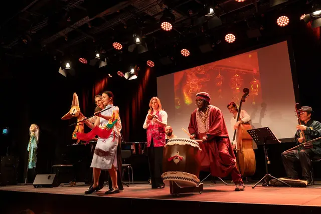 Im Kinderprogramm „Alfulimux, der Wüstenfuchs“ nimmt das Team von mini.musik die Gäste mit auf eine Reise um die Welt.
 | Foto:  Astrid Ackermann