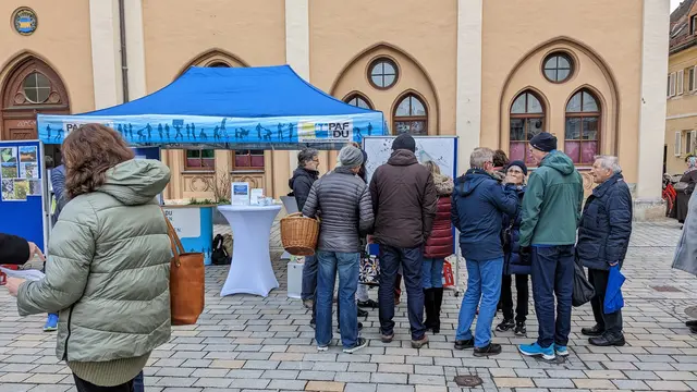 Am PAFundDU-Stand können sich Bürgerinnen und Bürger informieren und ihre Anregungen einbringen.  | Foto: Stadtverwaltung Pfaffenhofen 