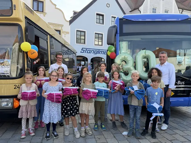 Bürgermeister Thomas Herker und Stadtbus-Geschäftsführer Alexander Schneider gratulierten den Gewinnerinnen und Gewinnern des Malwettbewerbs „Stadtbus der Zukunft“ | Foto: Stadtbus Pfaffenhofen