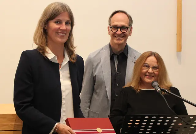 Mit einem kleinen Geschenk bedankten sich die IKVP-Vorsitzende Marita Emrich (von rechts) und der Gemeindeleiter der Neuapostolischen Gemeinde, Dr. Volker Stagge, bei der ACK-Geschäftsführerin Dr. Verena Hammes für ihr interessantes Referat. | Foto: Elisabeth Steinbüchler