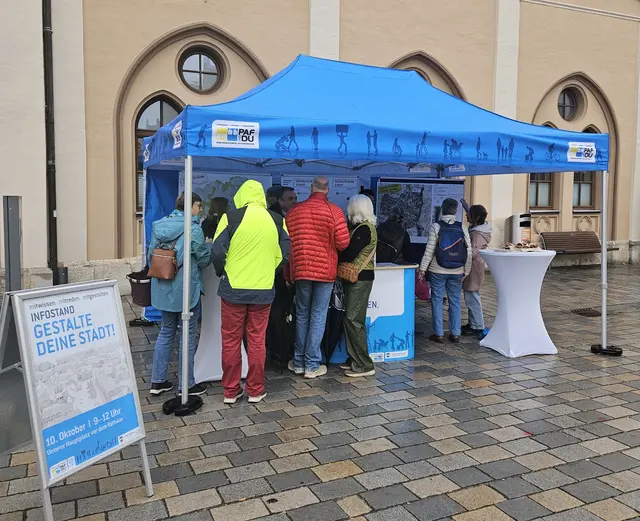 Am PAFundDU-Stand haben trotz Regen zahlreiche Bürgerinnen und Bürger das Gespräch gesucht. 