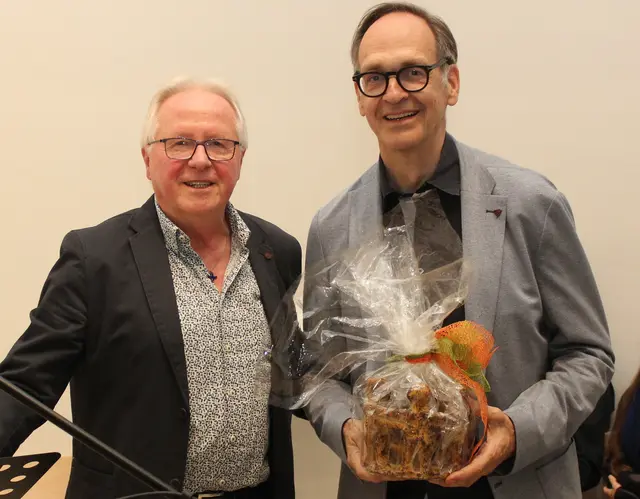 Sepp Steinbüchler (links) gratulierte Dr. Volker Stagge mit einer Skulptur "Friedenstänzer".