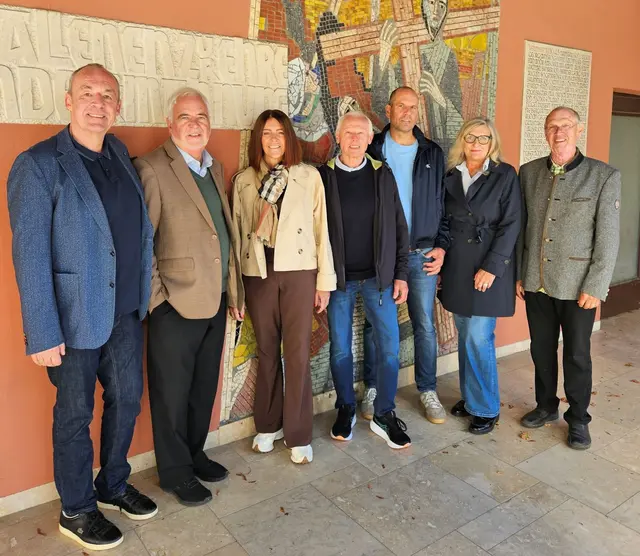 Der Stiftungsbeirat vor der Spitalkirche. (v. l.: Thomas Röder, Reinhard Haiplik, Claudia Daniel, Willi Käser, Quirin Schratt, Emilie Bergmeister und Max Hechinger)

