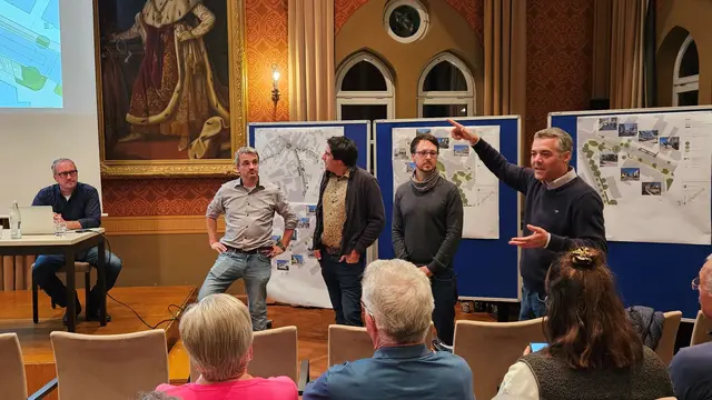 Bürgermeister Thomas Herker antwortete bei der PAFundDU-Infoveranstaltung auf Fragen aus der Bürgerschaft. 