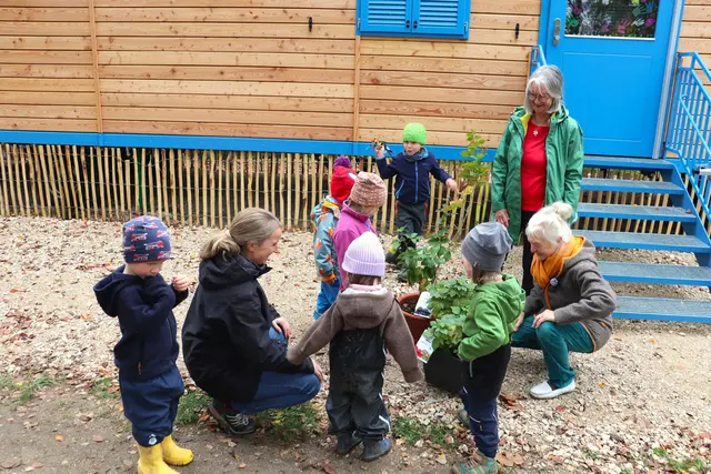 Brigitte Beckenbauer und Waltraud Schriever-Schubring überreichten den Kindern eine Himbeer- und eine Brombeerpflanze für ihren Garten und freuen sich auf zukünftige Projekte mit den Kindern der Fuchsgruppe. 

