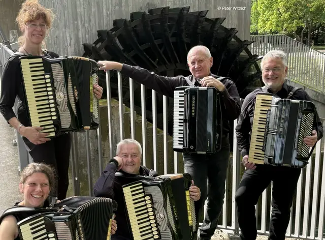Das Akkordeonquintett „Accento Nuovo“ ist Anfang November gemeinsam mit der Akkordeonklasse der Städtischen Musikschule in der Spitalkirche zu hören. 
 | Foto: Peter Wittrich