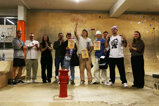 Gewinner Beatboard 2026 v.l.n.r.: Juror Chris Rieger von Wide Wood, Christian Trathnigg und Isabell Linner von Will Moves, Leiter Stadtjugendpflege Matthias Stadler, Carlos Rudloff stellvertretend für den 2. Sieger Lucca Rudloff, Champion Eduard Mazitov, 3. Sieger Marlon Kupfer, Sachgebietsleiter Bildung und Soziales Christoph Höchtl, Moderator OG Pav und Jugendreferentin des Stadtrats Paula Stahl. | Foto: Paul Pfeil/Stadtjugendpflege