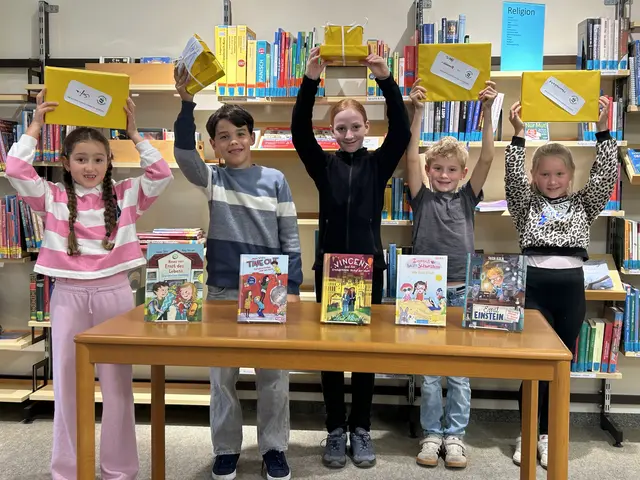 Die Kinder präsentieren ihre Preisbücher und Gewinne  | Foto: E. Brendel 