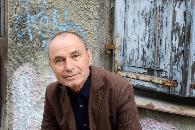 Um Krieg und seine Folgen geht es in dem neuen Roman Im ersten Licht von Norbert Gstrein.  | Foto: Isolde Ohlbaum