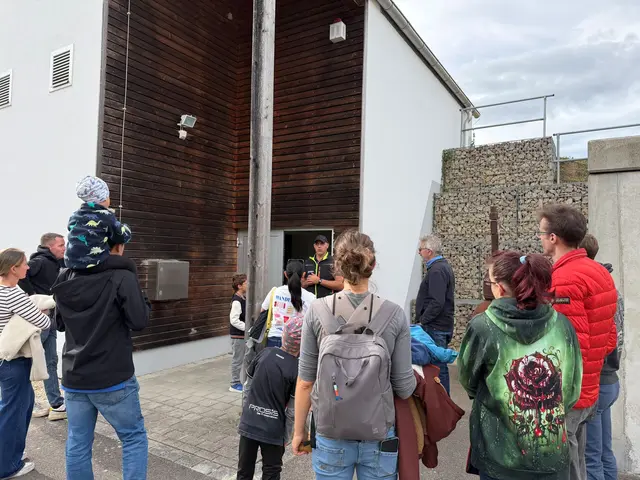 Eine Gruppe von Menschen steht vor dem Wasserwerk