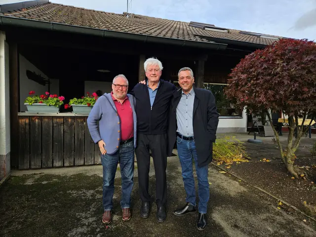 Foto: Bürgermeister Thomas Herker und Markus Käser zu Besuch beim Jubilar.
 | Foto: Lena Schwärzli, Stadtverwaltung Pfaffenhofen a. d. Ilm
