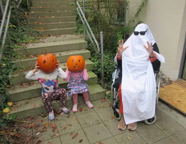 Gemeinsam kreativ und mit viel Spaß – bei der Kürbisschnitzaktion gab es schöne Begegnungen zwischen Jung und Alt.  | Foto: Kita St. Johannes