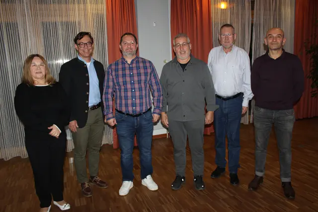 Wechsel im Vorstand des Internationalen Kulturvereins: Seyfettin Kilic (3. v. links) wurde neu gewählt als Nachfolger von Recep Bal (4. v. links). Mit im Bild die Vorsitzende Marita Emrich (links) und die Vorstandsmitglieder Martin Rohrmann, Wolfgang Böhm und Ardian Ndreka. | Foto: Elisabeth Steinbüchler 
