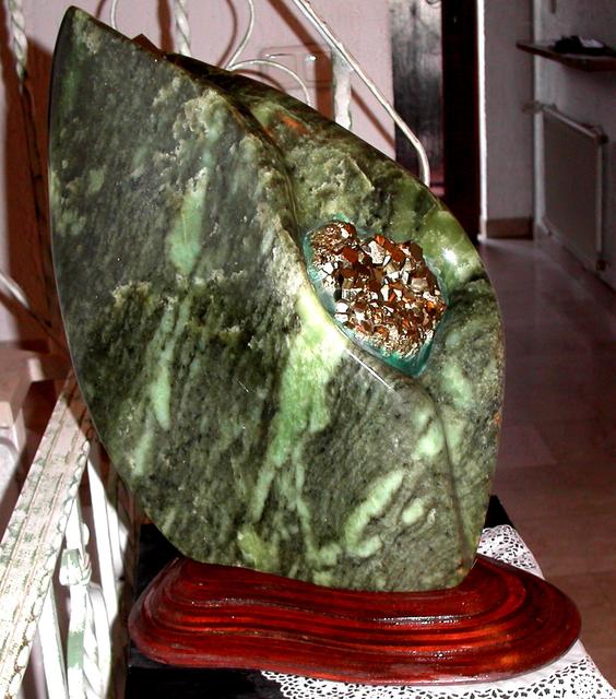 „Erzader“: eine Steinskulptur von Uwe Quade.